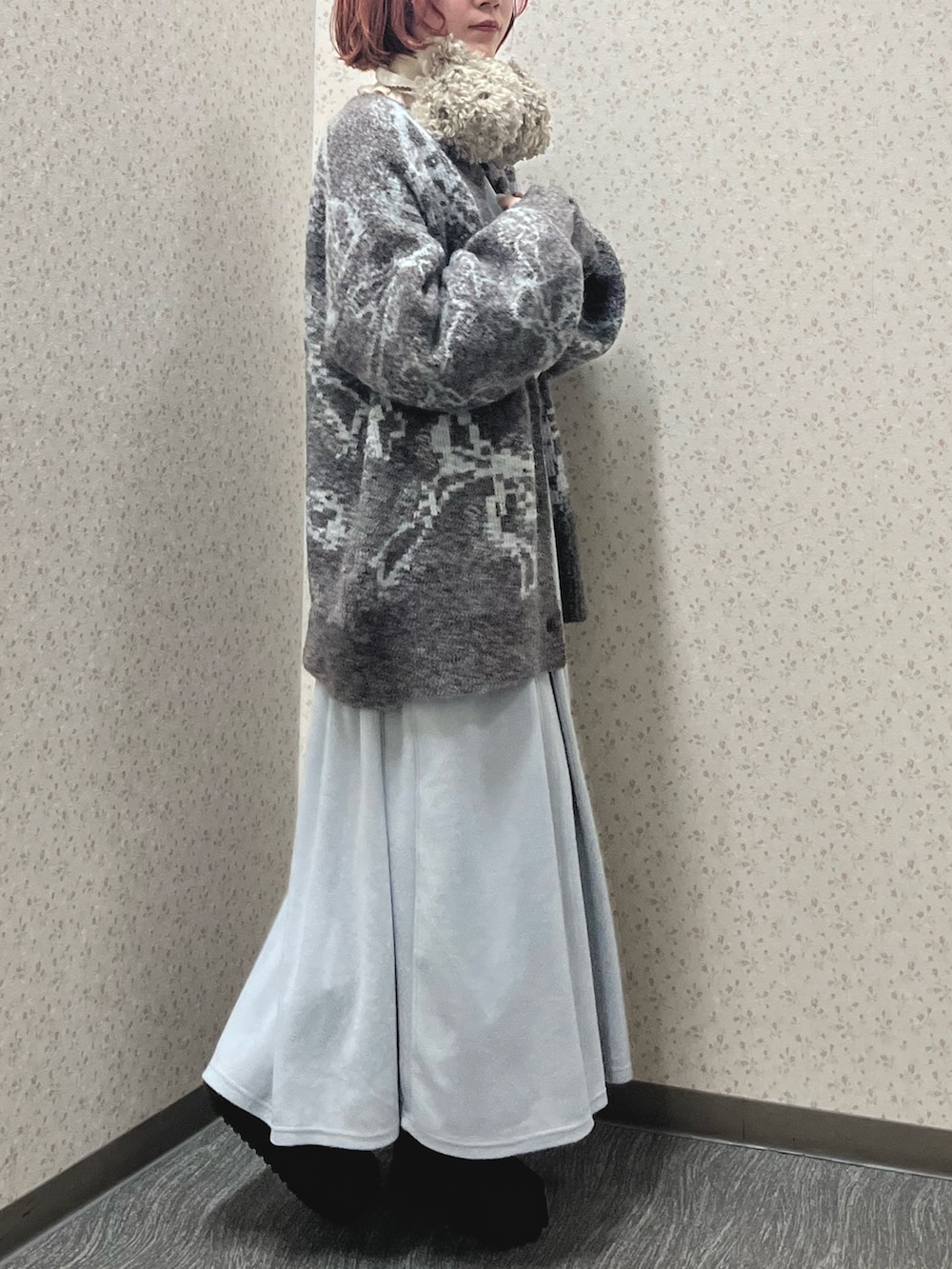 ホワイト系のニット/セーター、ブルー系のワンピース、ブラウン系のカーディガン/ボレロを着用したレディースの秋コーディネートの3枚目の写真