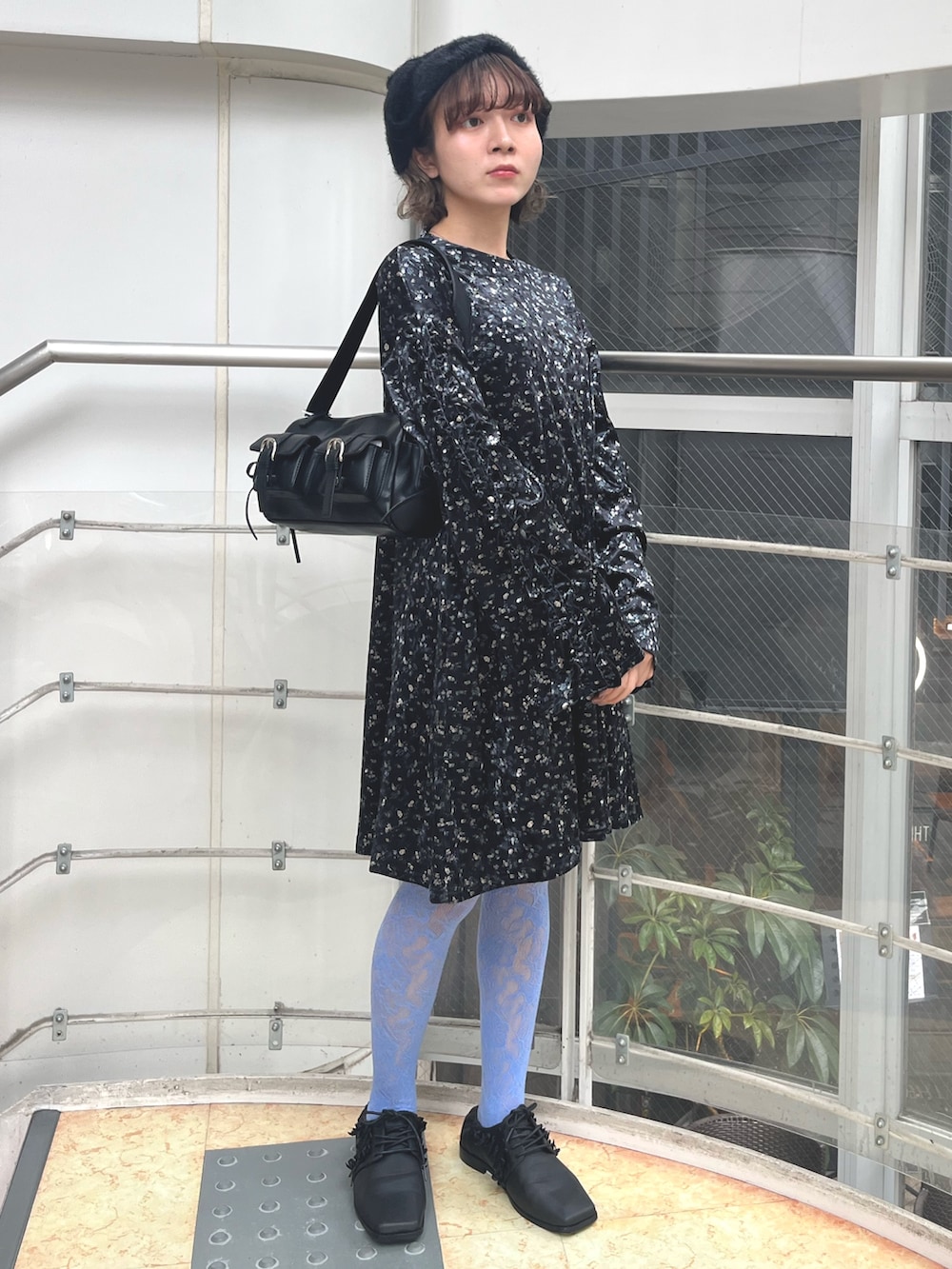 ブラック系のワンピース、ブラック系のショルダーバッグ、ブラック系のローファーを着用したレディースの秋コーディネートの4枚目の写真