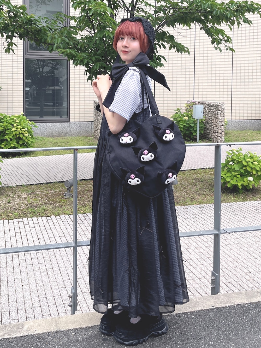 ブラック系のサンダル、ブラック系のトートバッグ、ブラック系のワンピースを着用したレディースの春コーディネートの3枚目の写真