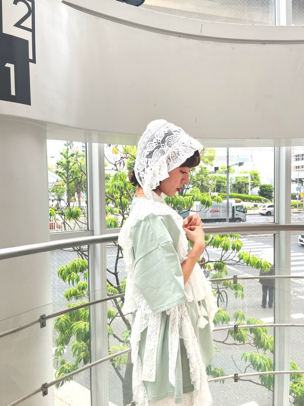 グリーン系のTシャツ/カットソー、ホワイト系のトートバッグ、ホワイト系のデニムパンツを着用したレディースの春コーディネートの7枚目の写真