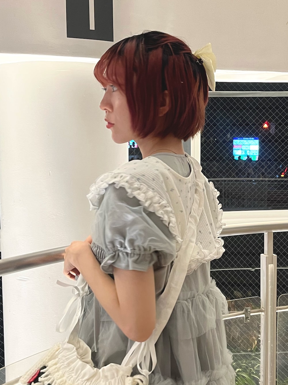 ブルー系のワンピース、ホワイト系のショルダーバッグ、ブルー系のスニーカーを着用したレディースの夏コーディネートの7枚目の写真