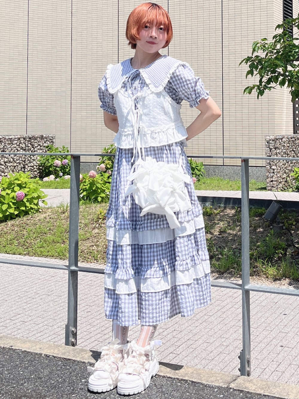 ホワイト系のシャツ/ブラウス、グレー系のシャツ/ブラウス、ホワイト系のサンダルを着用したレディースの夏コーディネートの2枚目の写真