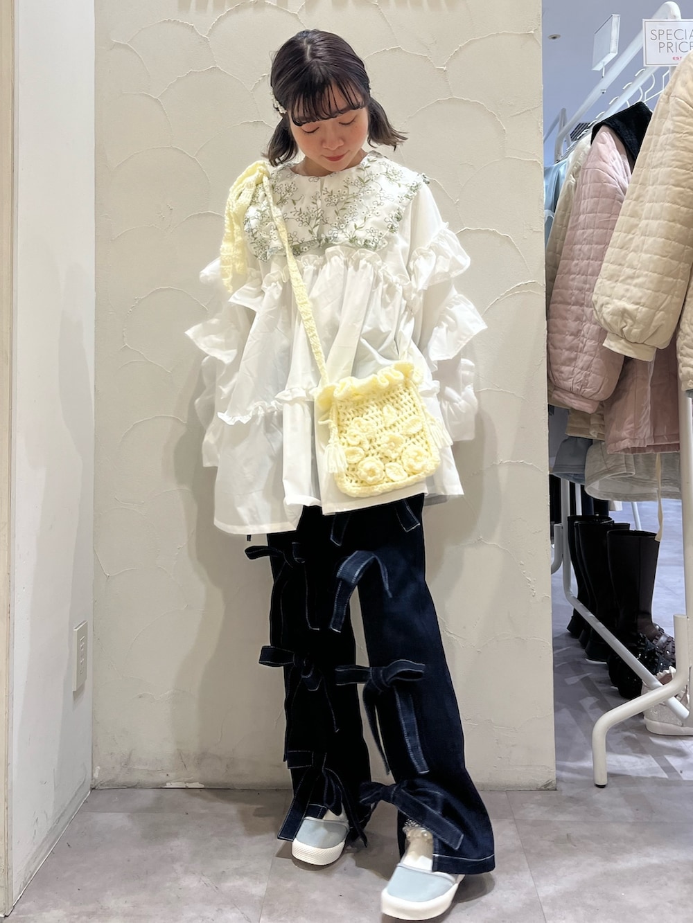 ホワイト系のシャツ/ブラウス、ホワイト系のスウェット、ホワイト系のハンドバッグを着用したレディースの冬コーディネートの2枚目の写真