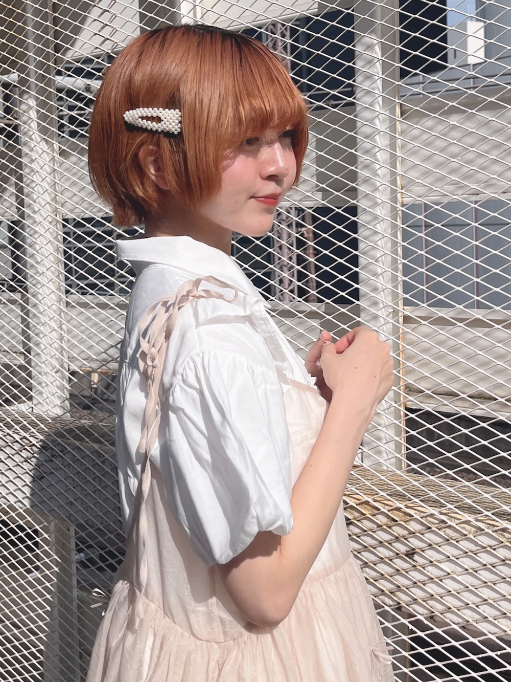 ホワイト系のワンピース、ベージュ系のワンピース、ホワイト系のサンダルを着用したレディースの夏コーディネートの7枚目の写真