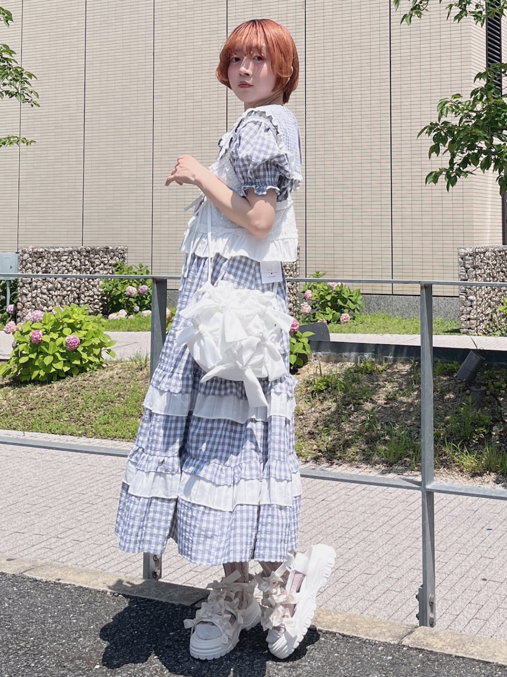 ホワイト系のシャツ/ブラウス、グレー系のシャツ/ブラウス、ホワイト系のサンダルを着用したレディースの夏コーディネートの3枚目の写真