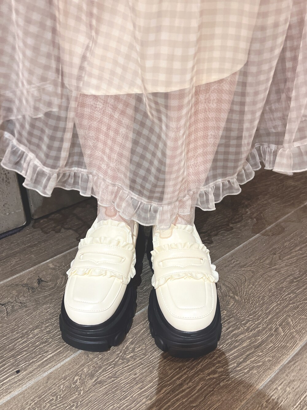 グレー系のカーディガン/ボレロ、ピンク系のニット/セーター、ベージュ系のワンピースを着用したレディースの春コーディネートの10枚目の写真