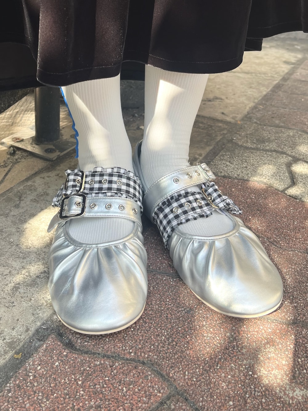 ブラック系のワンピース、グレー系のカーディガン/ボレロ、ブルー系のニット/セーターを着用したレディースの秋コーディネートの10枚目の写真