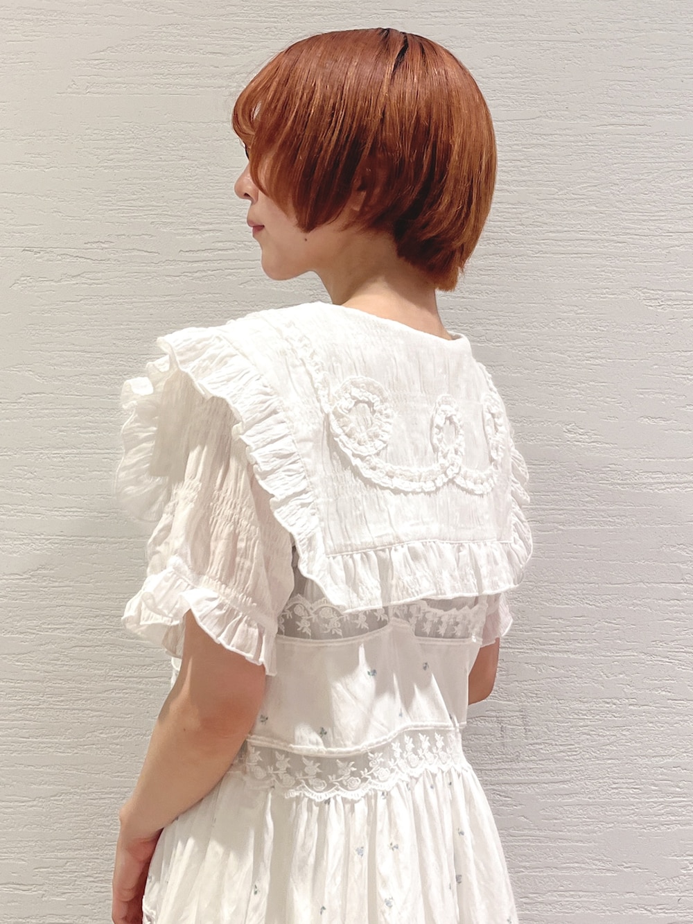 ホワイト系のワンピース、ブルー系のキャミソール、ホワイト系のその他パンツを着用したレディースの夏コーディネートの6枚目の写真