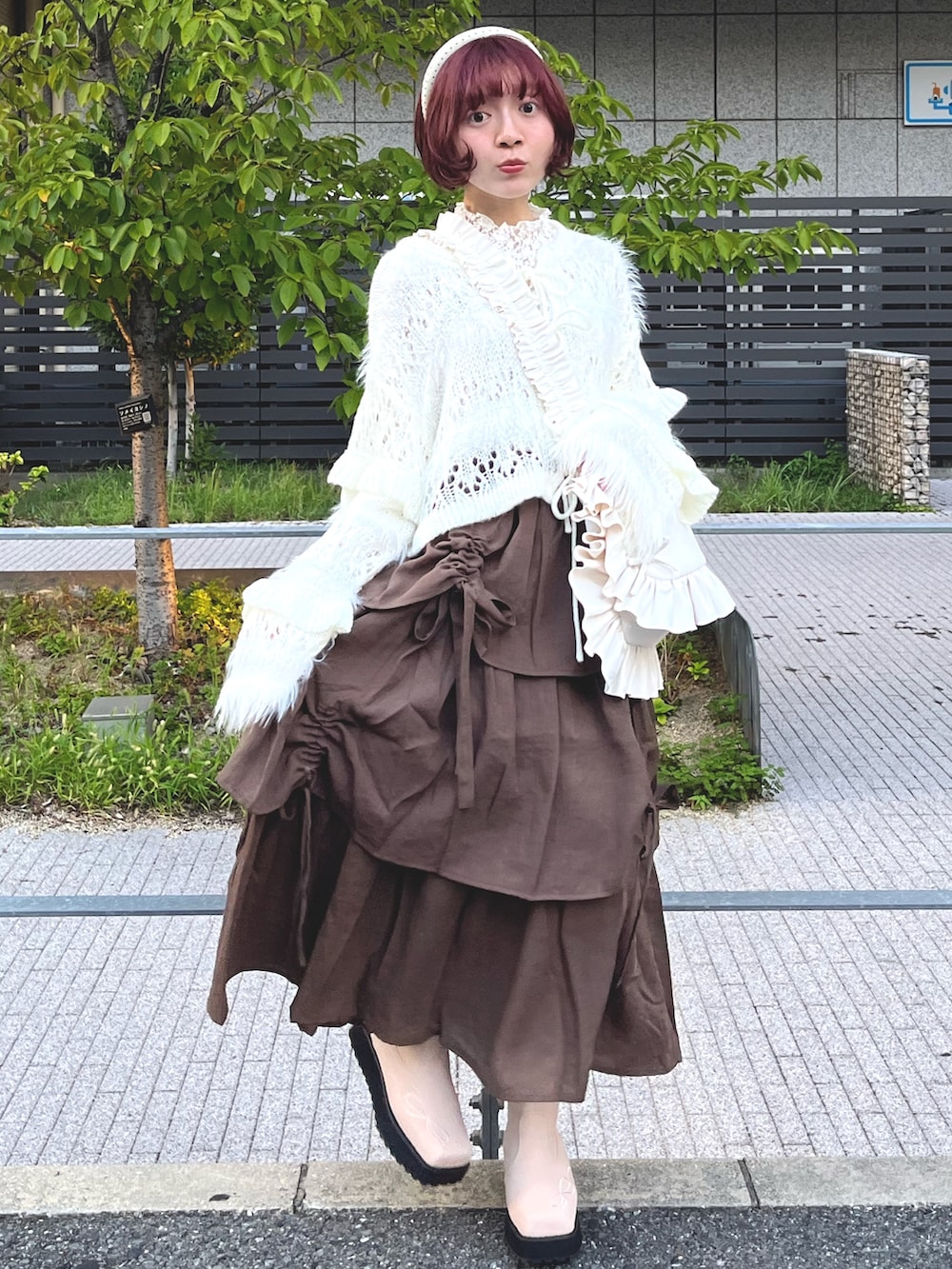 ホワイト系のカーディガン/ボレロ、ホワイト系のTシャツ/カットソー、ホワイト系のショルダーバッグを着用したレディースの秋コーディネートの2枚目の写真