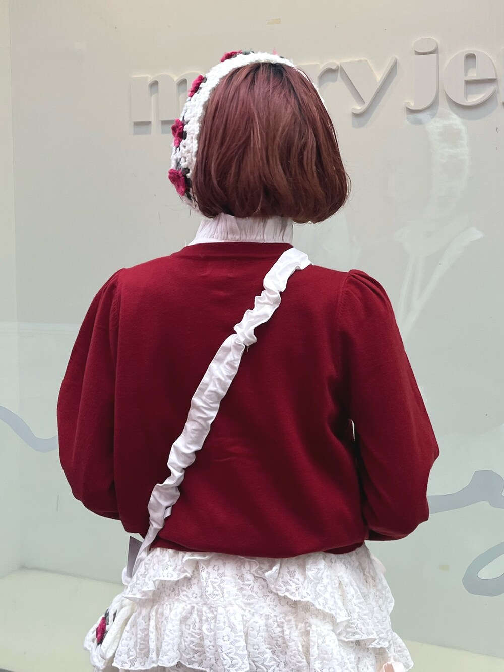 レッド系のカーディガン/ボレロ、ホワイト系のショルダーバッグ、ホワイト系のシャツ/ブラウスを着用したレディースの秋コーディネートの8枚目の写真