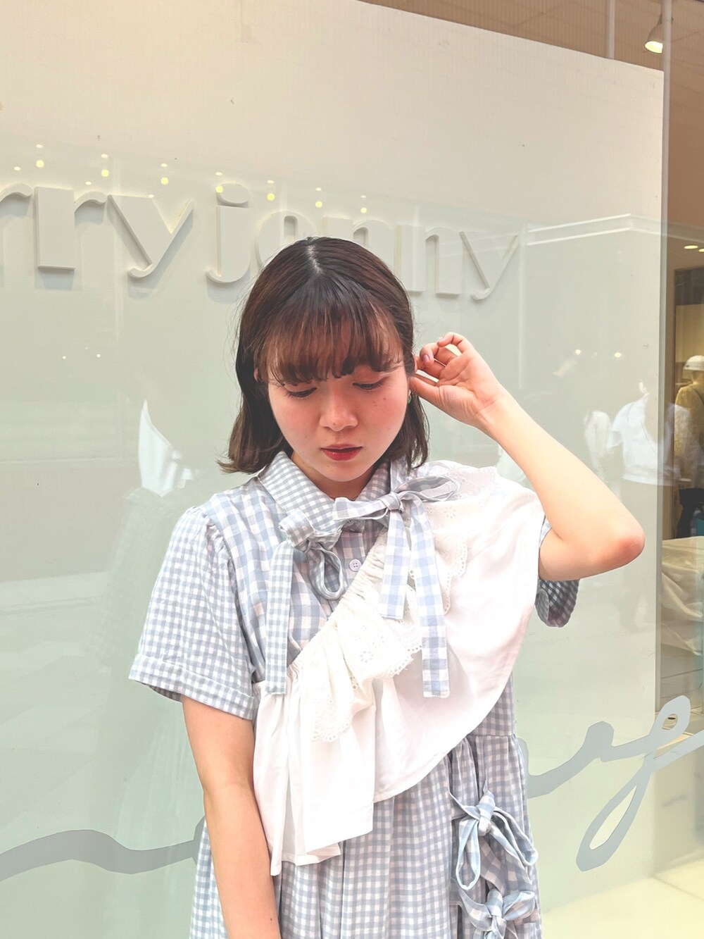 ブルー系のワンピース、ホワイト系のバレエシューズ、ホワイト系の付け襟を着用したレディースの春コーディネートの5枚目の写真