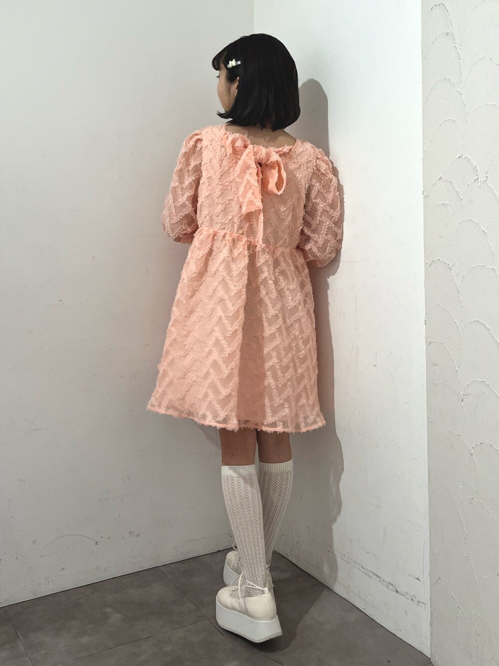 ピンク系のワンピース、ホワイト系のバレエシューズ、ホワイト系のバレッタ/ヘアクリップを着用したレディースの春コーディネートの4枚目の写真