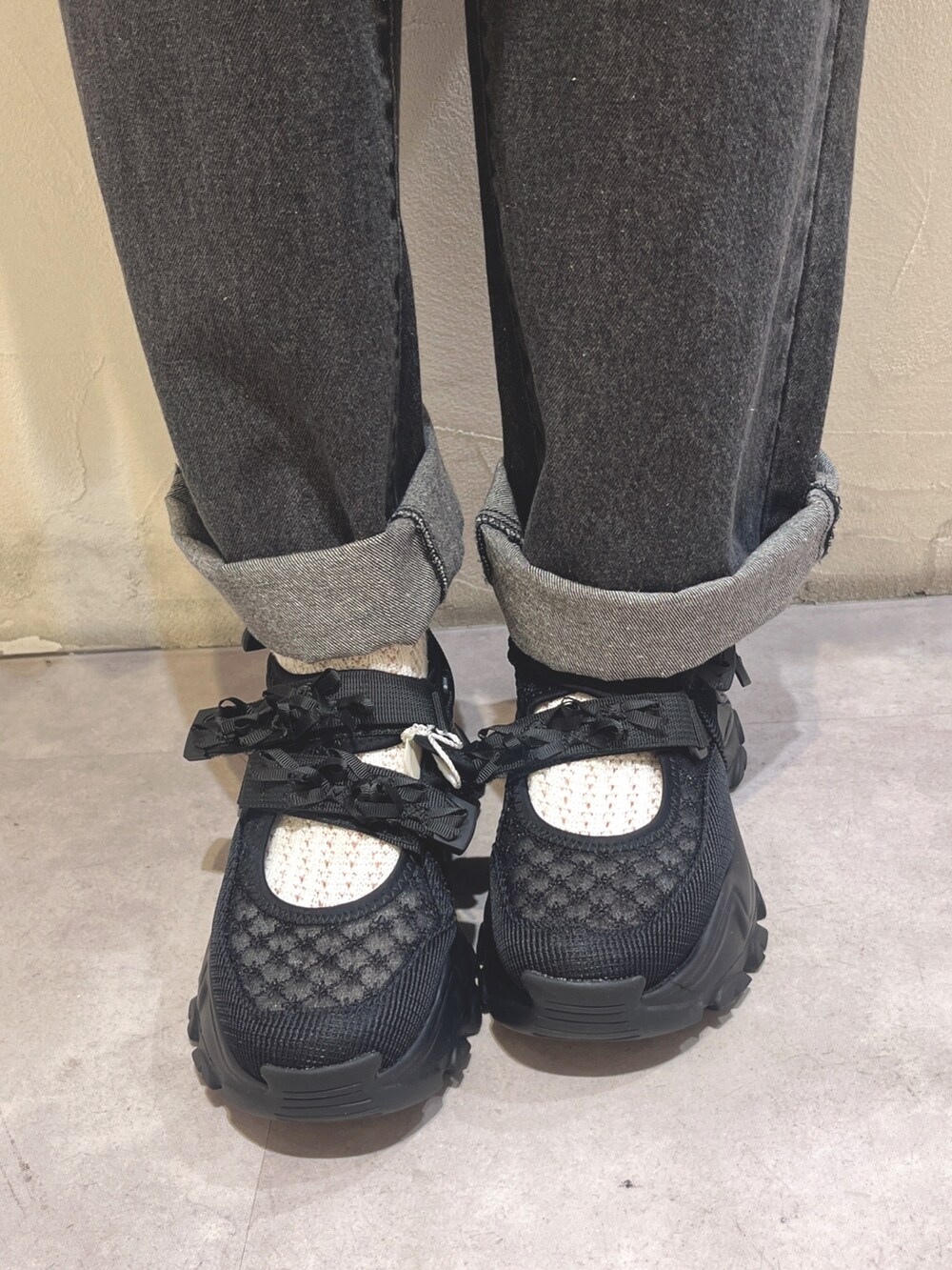 ホワイト系のシャツ/ブラウス、ブルー系のキャミソール、ブラック系のショルダーバッグを着用したレディースの夏コーディネートの10枚目の写真