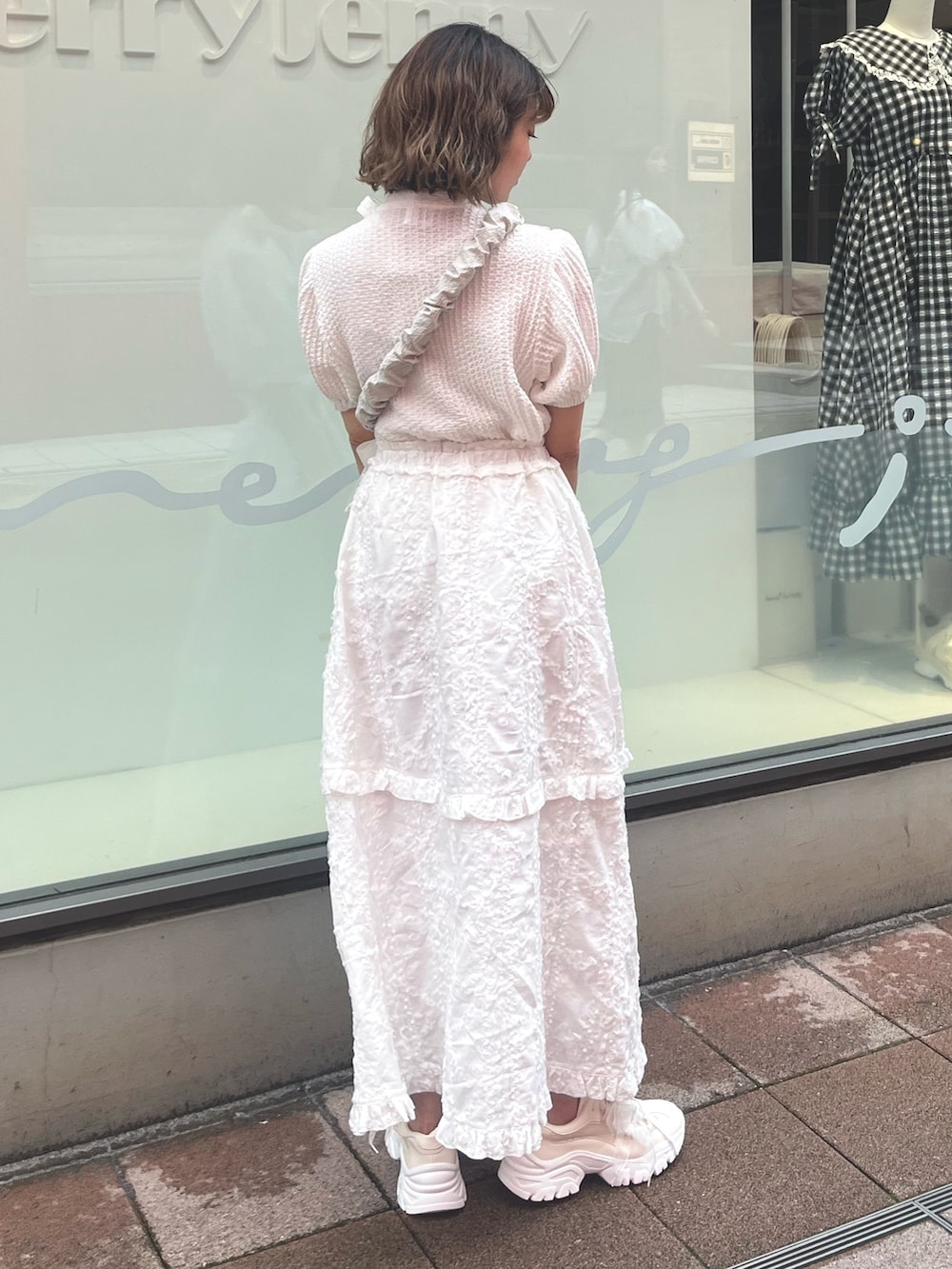 ホワイト系のスカート、ホワイト系のシャツ/ブラウス、グリーン系のショルダーバッグを着用したレディースの夏コーディネートの4枚目の写真