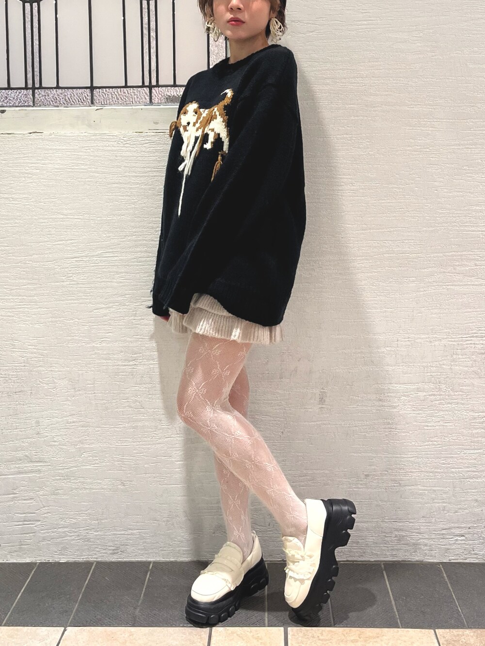 ブラック系のニット/セーター、ブラック系のブルゾン、ベージュ系のスウェットパンツを着用したレディースの秋コーディネートの5枚目の写真