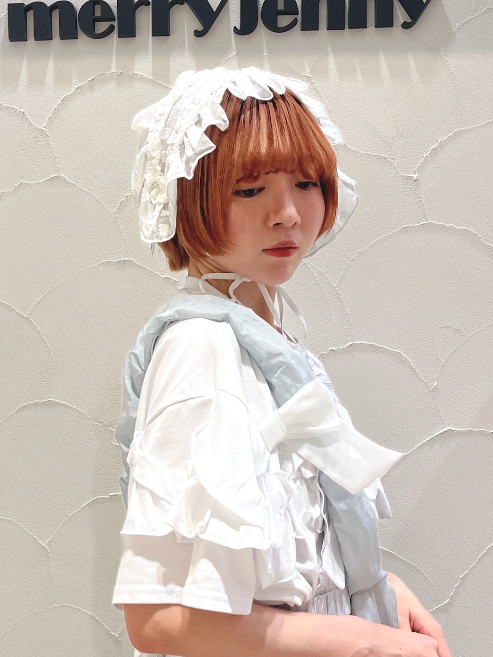 ブルー系のショルダーバッグ、ホワイト系のTシャツ/カットソー、ブルー系のジャンパースカートを着用したレディースの夏コーディネートの7枚目の写真