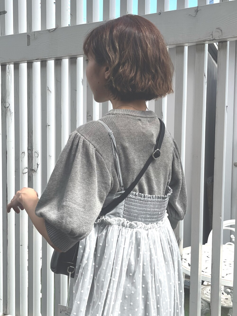 グレー系のワンピース、グレー系のニット/セーター、ブラック系のショルダーバッグを着用したレディースの秋コーディネートの6枚目の写真