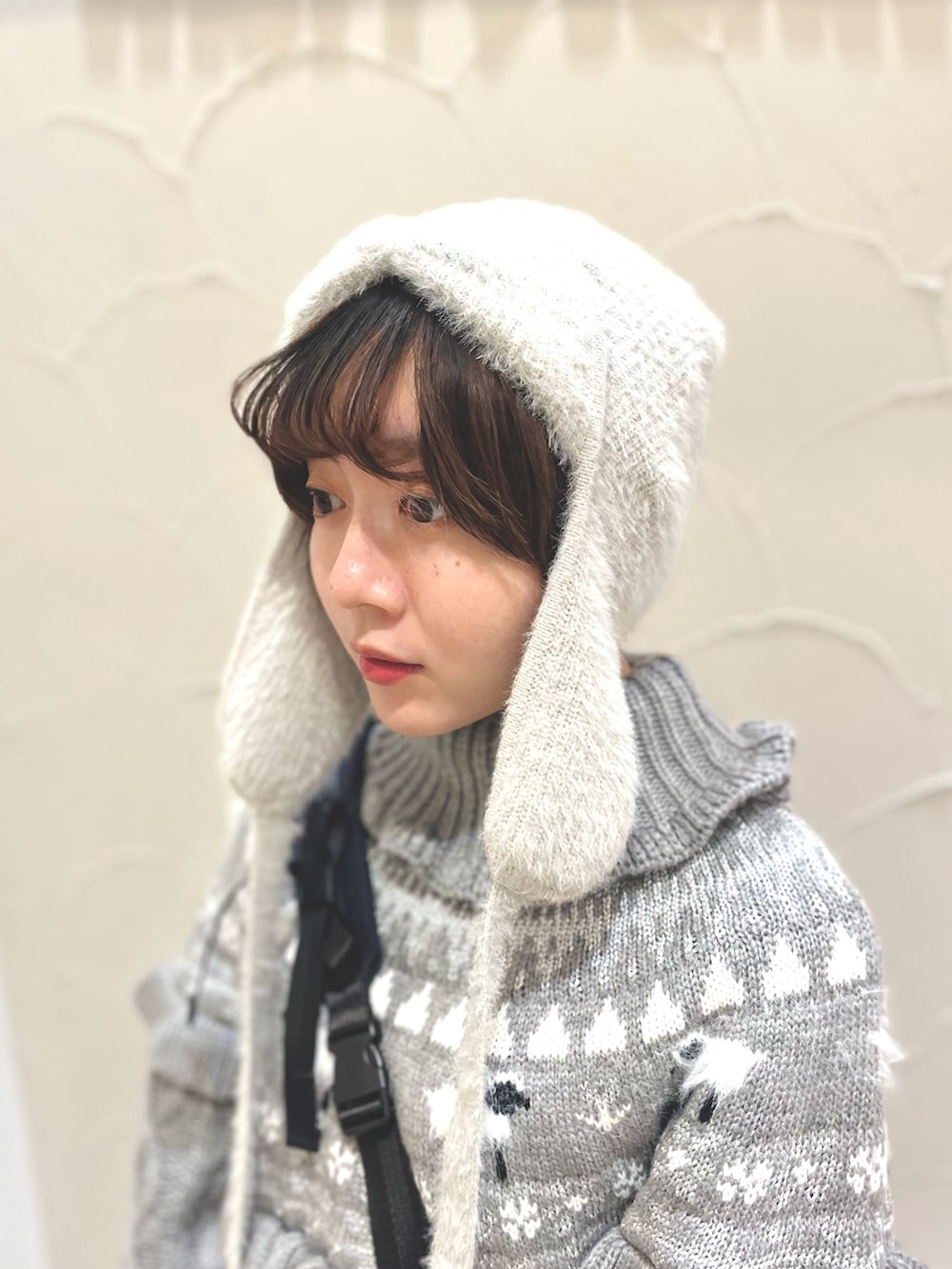 ホワイト系のローファー、グレー系のニット/セーター、ブラック系のショルダーバッグを着用したレディースの冬コーディネートの7枚目の写真