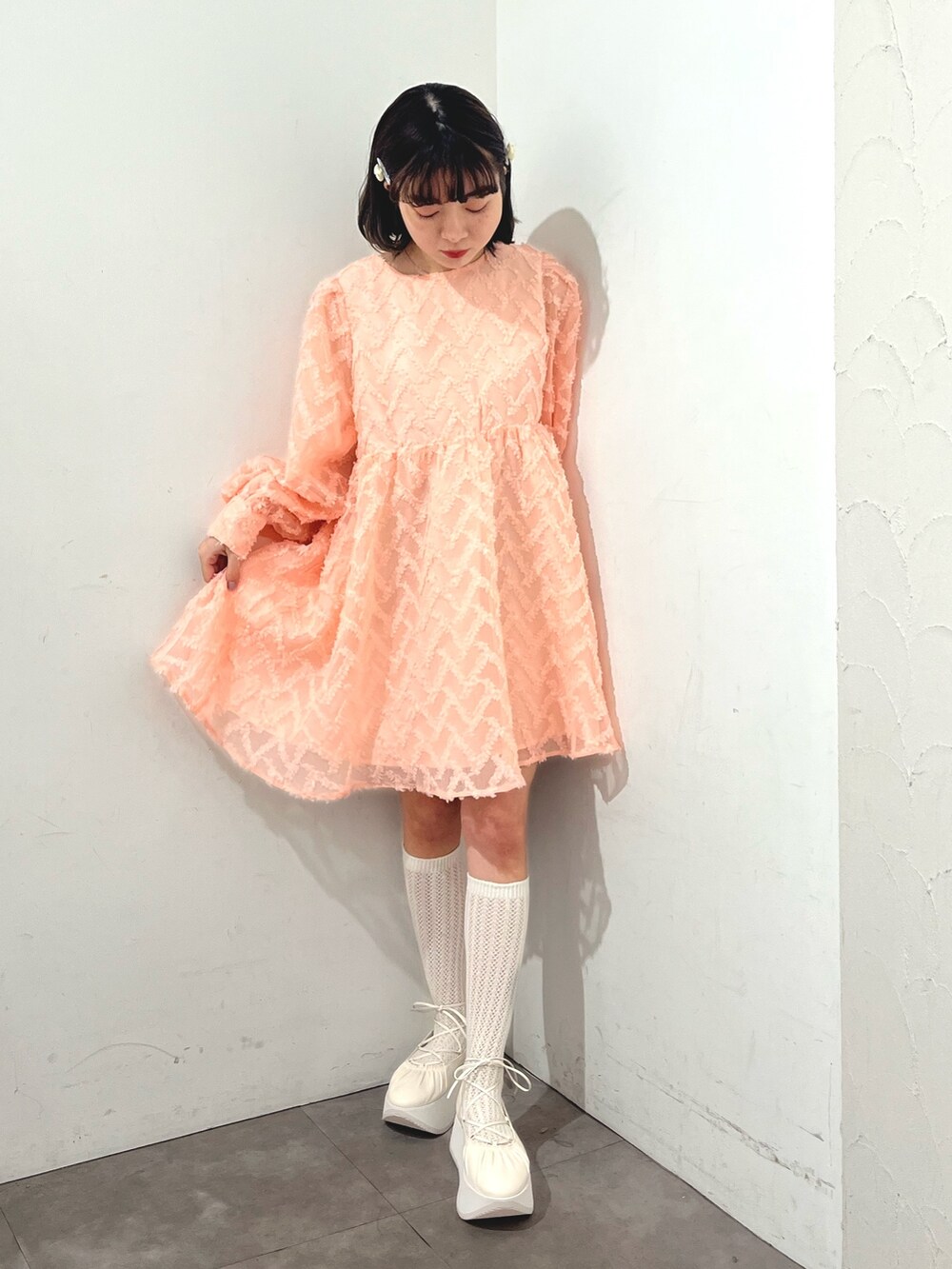 ピンク系のワンピース、ホワイト系のバレエシューズ、ホワイト系のバレッタ/ヘアクリップを着用したレディースの春コーディネートの2枚目の写真