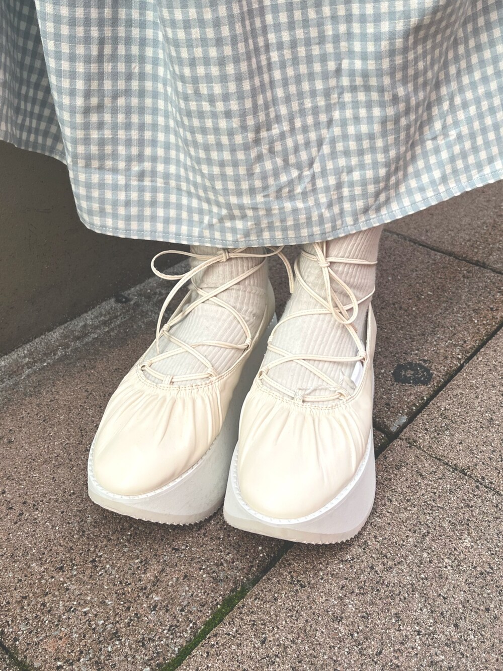 ブルー系のワンピース、ホワイト系のバレエシューズ、ホワイト系の付け襟を着用したレディースの春コーディネートの9枚目の写真