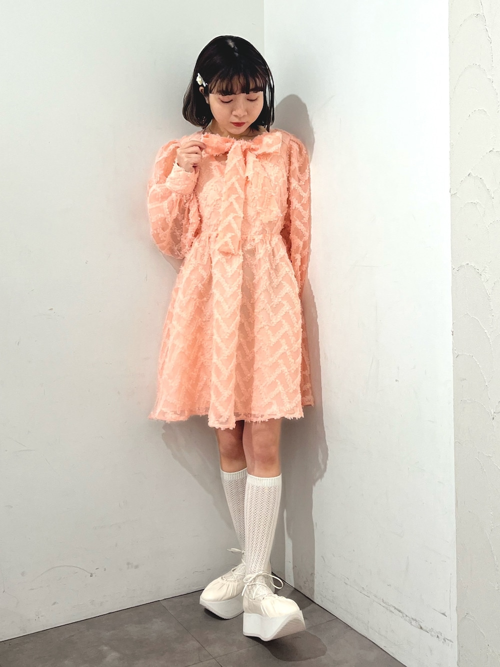 ピンク系のワンピース、ホワイト系のバレエシューズ、ホワイト系のバレッタ/ヘアクリップを着用したレディースの春コーディネートの5枚目の写真