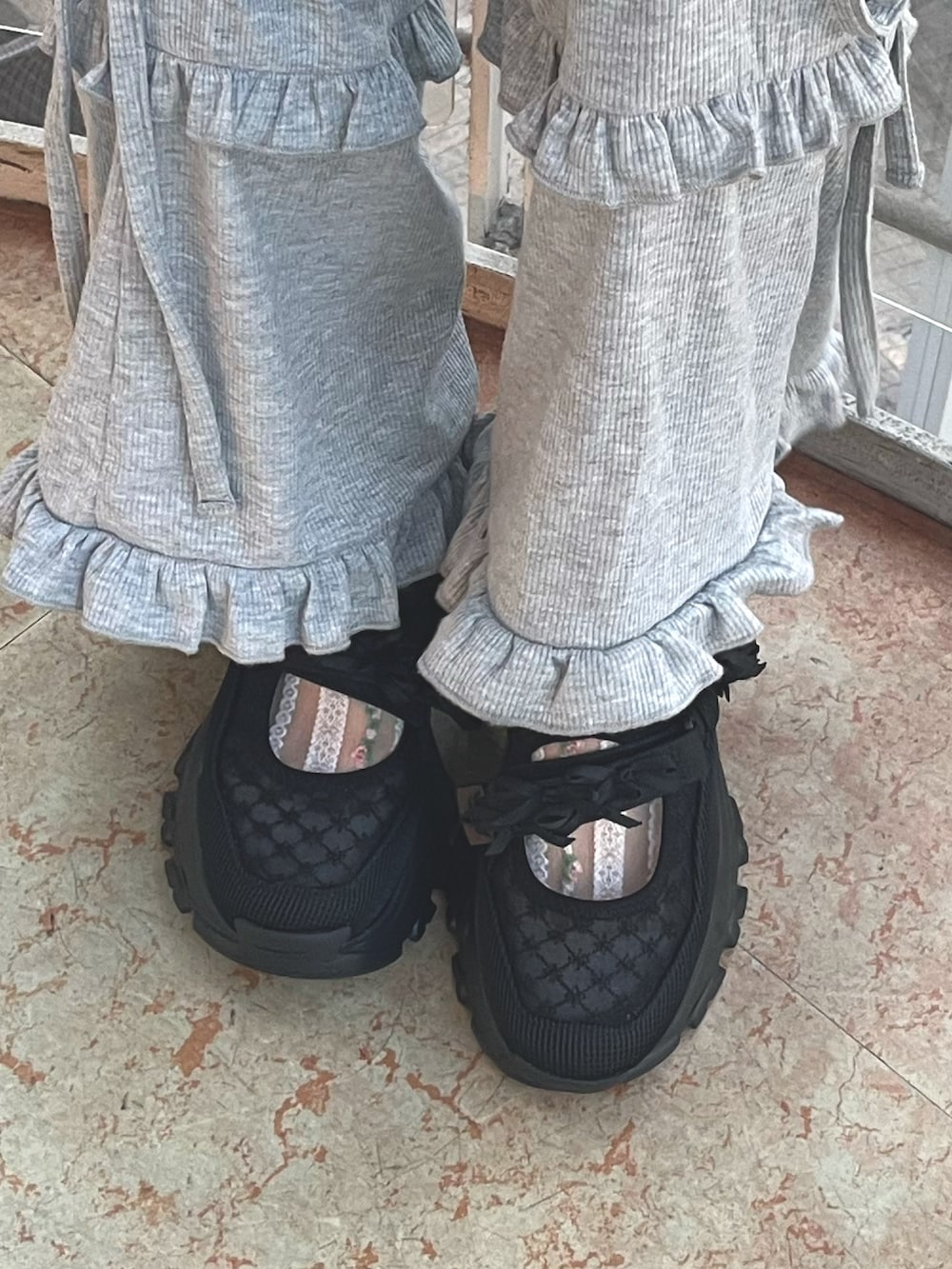 ブラック系のスカート、グレー系のスウェットパンツ、ブラック系のスニーカーを着用したレディースの夏コーディネートの10枚目の写真