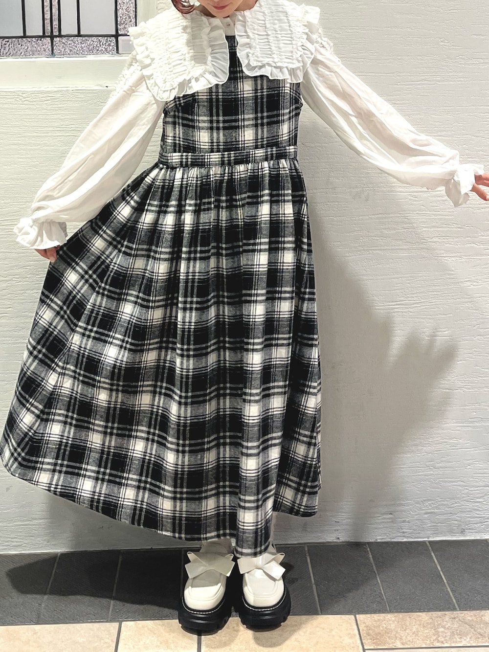 ホワイト系のシャツ/ブラウス、その他のワンピース、ベージュ系のカーディガン/ボレロを着用したレディースの秋コーディネートの9枚目の写真