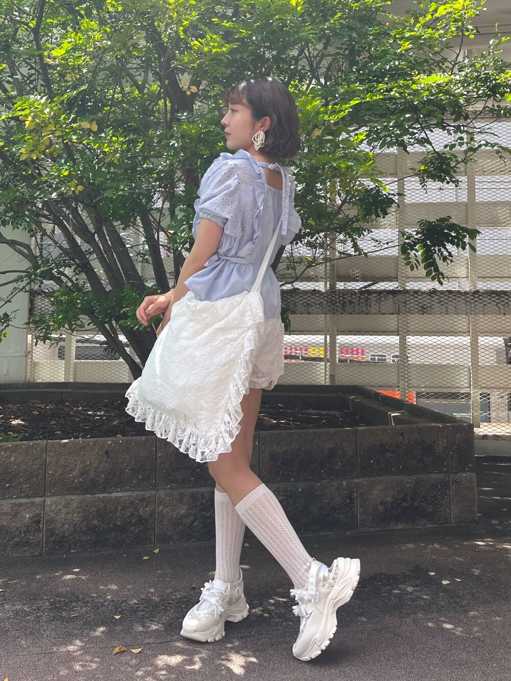 ブルー系のシャツ/ブラウス、ホワイト系のチノパンツ、ホワイト系のスニーカーを着用したレディースの夏コーディネートの5枚目の写真