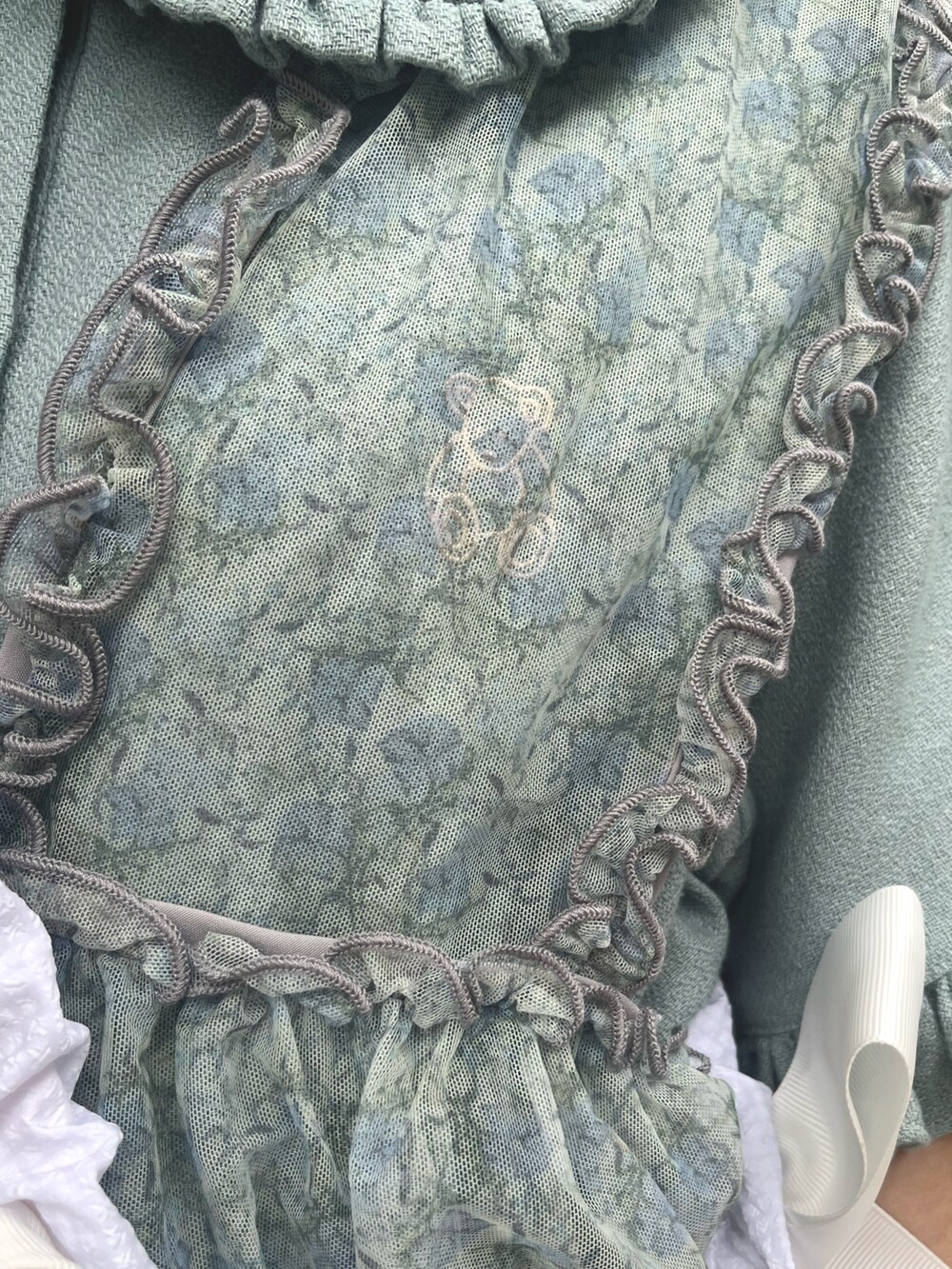 ホワイト系のショルダーバッグ、ブルー系のワンピース、グリーン系のワンピースを着用したレディースの夏コーディネートの7枚目の写真