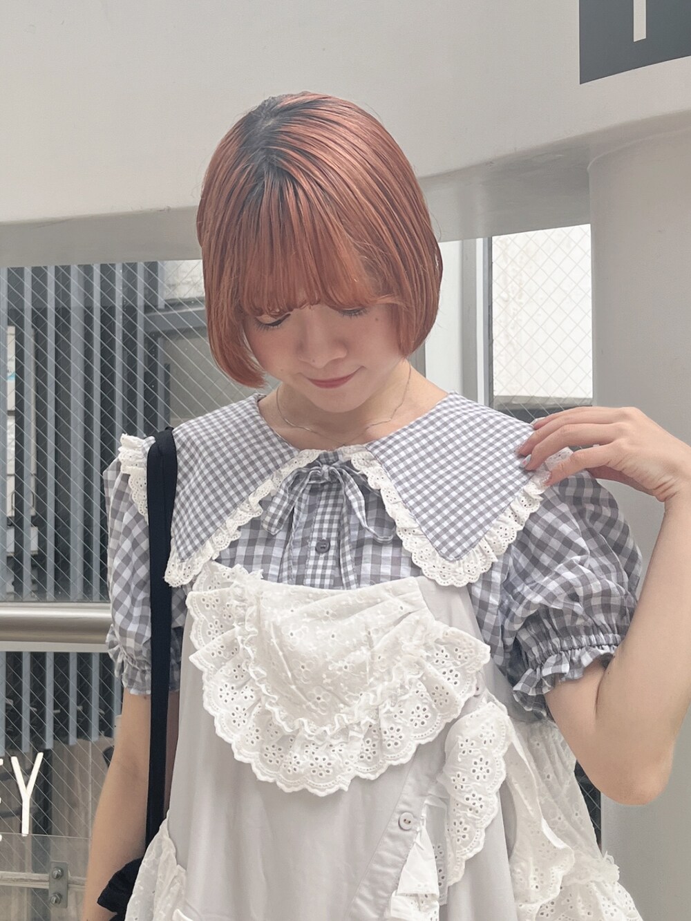 グレー系のワンピース、グレー系のシャツ/ブラウス、ブラック系のトートバッグを着用したレディースの夏コーディネートの5枚目の写真