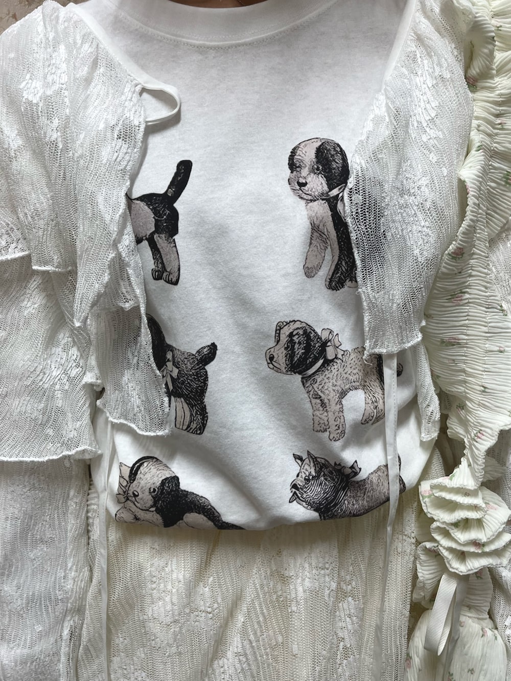 ホワイト系のTシャツ/カットソー、ホワイト系のシャツ/ブラウス、ホワイト系のその他パンツを着用したレディースの夏コーディネートの8枚目の写真