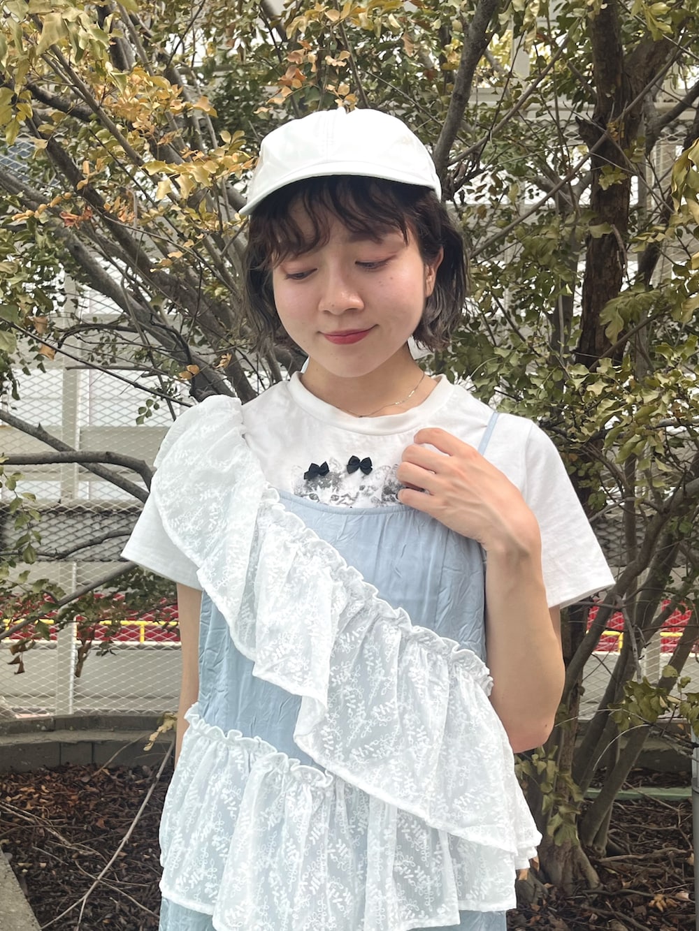 ホワイト系のTシャツ/カットソー、ブルー系のワンピース、ホワイト系のスニーカーを着用したレディースの夏コーディネートの5枚目の写真