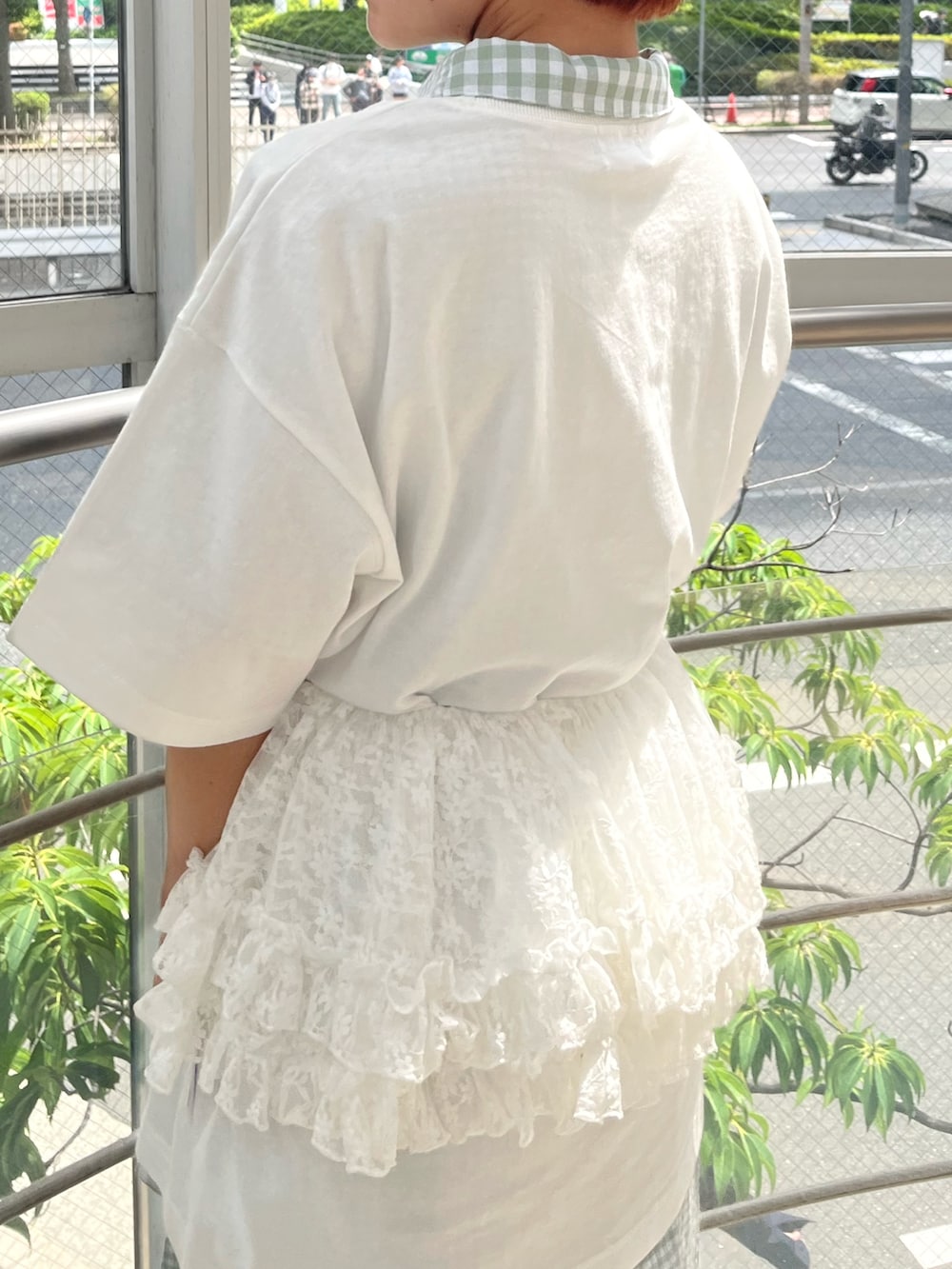 ホワイト系のTシャツ/カットソー、グリーン系のワンピース、ブラック系のスニーカーを着用したレディースの夏コーディネートの7枚目の写真