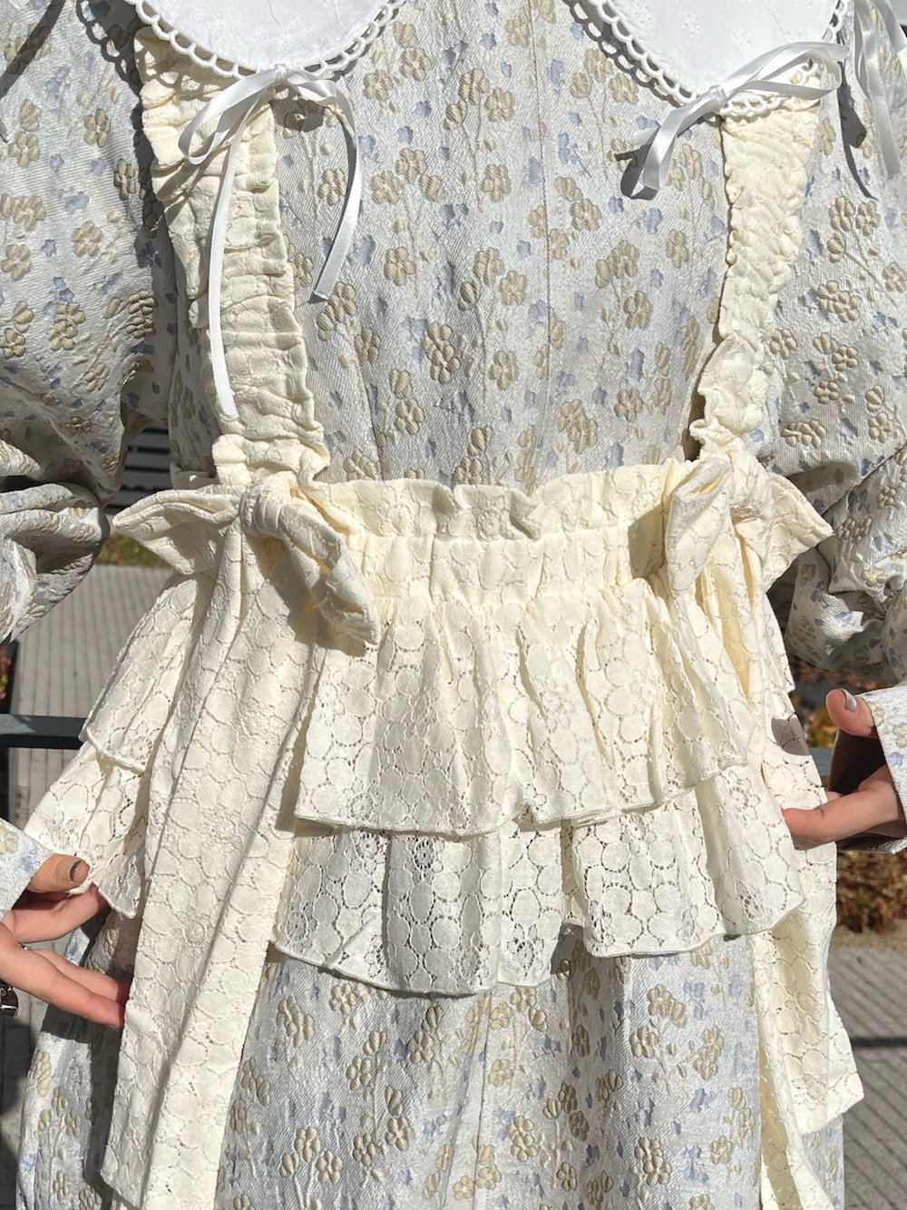 ホワイト系のキャミソール、ホワイト系のローファー、ホワイト系のワンピースを着用したレディースの冬コーディネートの9枚目の写真