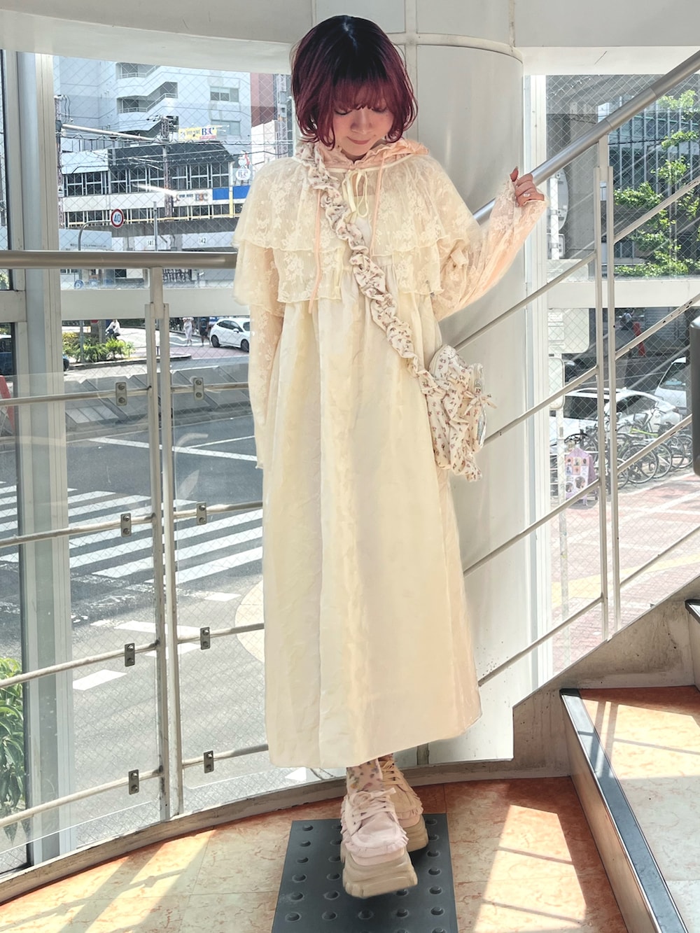 ホワイト系のワンピース、ピンク系のショルダーバッグ、ホワイト系のシャツ/ブラウスを着用したレディースの夏コーディネートの2枚目の写真