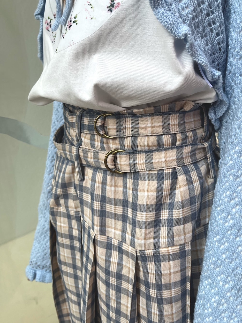 ベージュ系のスカート、ブルー系のカーディガン/ボレロ、ホワイト系のTシャツ/カットソーを着用したレディースの春コーディネートの9枚目の写真