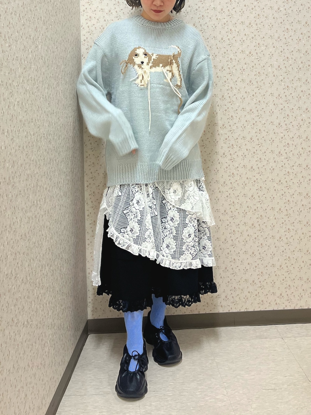 ブルー系のニット/セーター、ホワイト系のスカート、ブラック系のスカートを着用したレディースの秋コーディネートの2枚目の写真