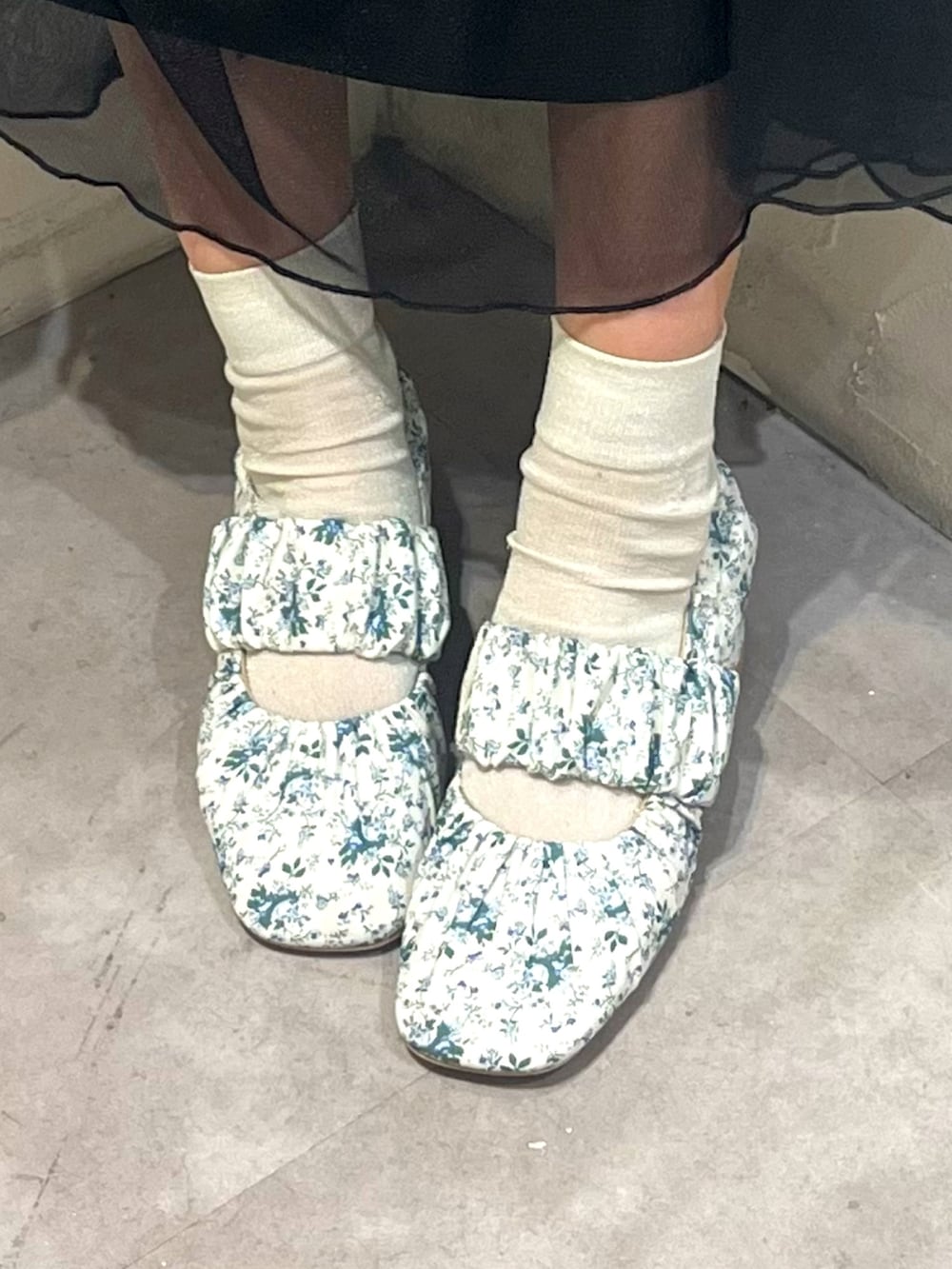 ブラック系のワンピース、ブルー系のショルダーバッグ、ホワイト系のパンプスを着用したレディースの春コーディネートの10枚目の写真