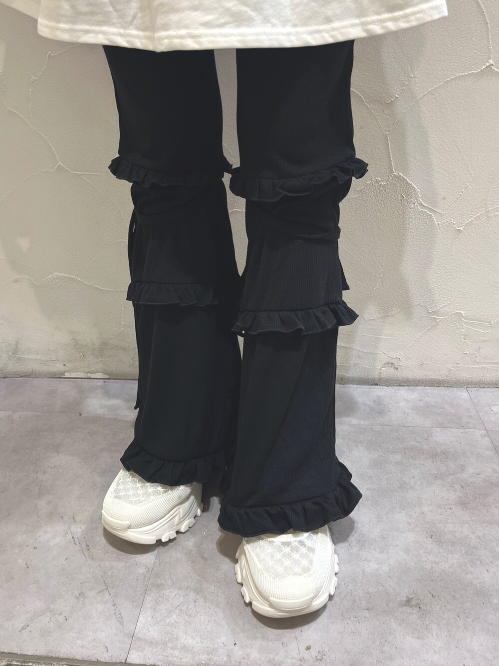 ホワイト系のワンピース、ブラック系のスウェットパンツ、ホワイト系のスニーカーを着用したレディースの夏コーディネートの10枚目の写真