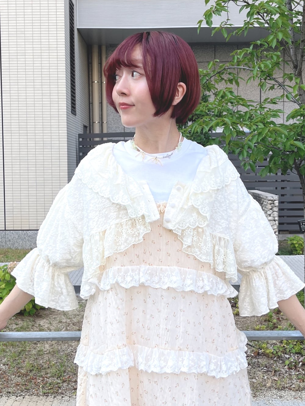 ホワイト系のチュニック、ホワイト系のその他パンツ、ベージュ系のサンダルを着用したレディースの夏コーディネートの5枚目の写真