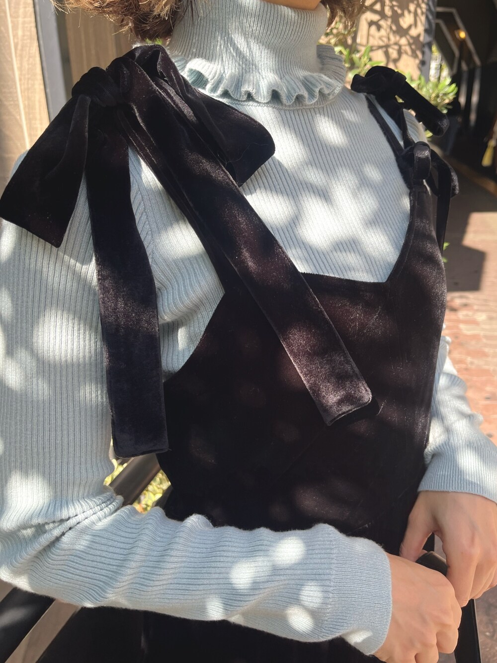 ブラック系のワンピース、グレー系のカーディガン/ボレロ、ブルー系のニット/セーターを着用したレディースの秋コーディネートの7枚目の写真