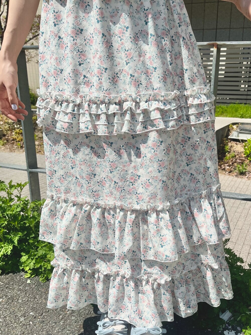 ピンク系のスカート、ピンク系のシャツ/ブラウス、ブルー系のサンダルを着用したレディースの春コーディネートの8枚目の写真