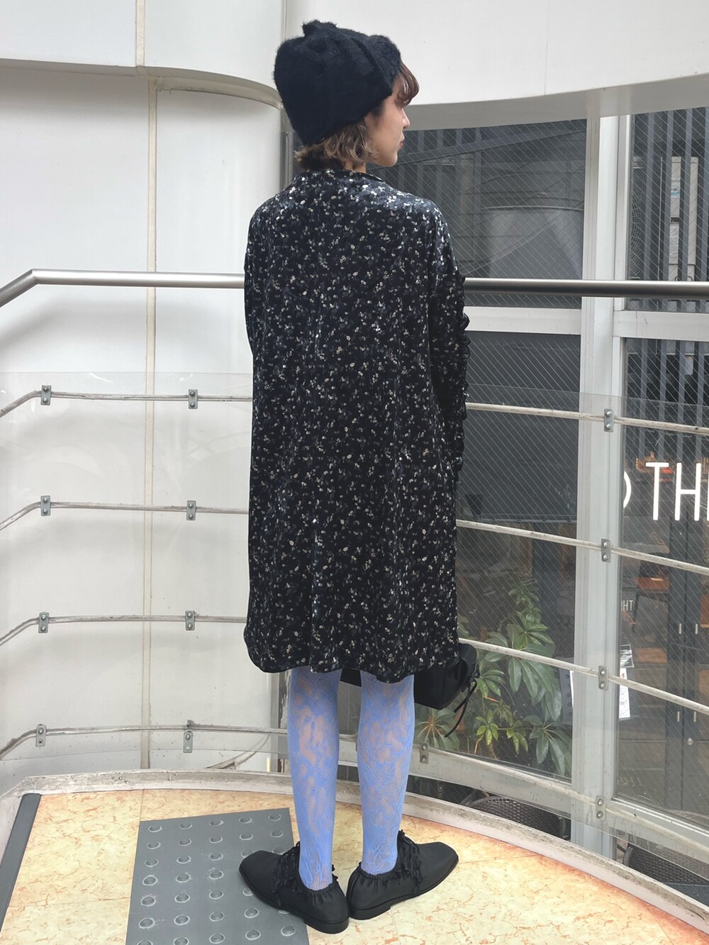 ブラック系のワンピース、ブラック系のショルダーバッグ、ブラック系のローファーを着用したレディースの秋コーディネートの3枚目の写真