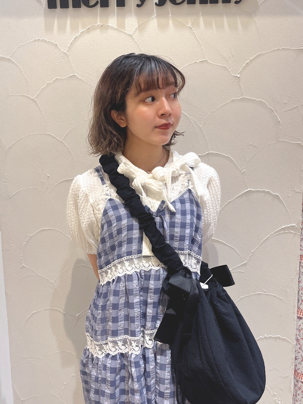 ホワイト系のシャツ/ブラウス、ブルー系のキャミソール、ブラック系のショルダーバッグを着用したレディースの夏コーディネートの5枚目の写真