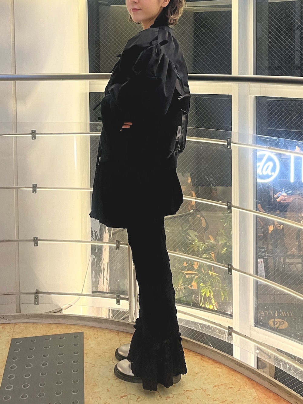 グレー系のニット/セーター、ブラック系のMA-1、ブラック系のスカートを着用したレディースの秋コーディネートの3枚目の写真