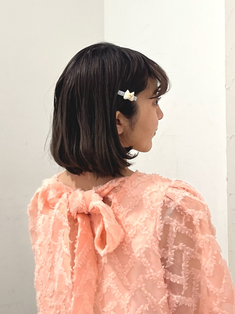 ピンク系のワンピース、ホワイト系のバレエシューズ、ホワイト系のバレッタ/ヘアクリップを着用したレディースの春コーディネートの9枚目の写真