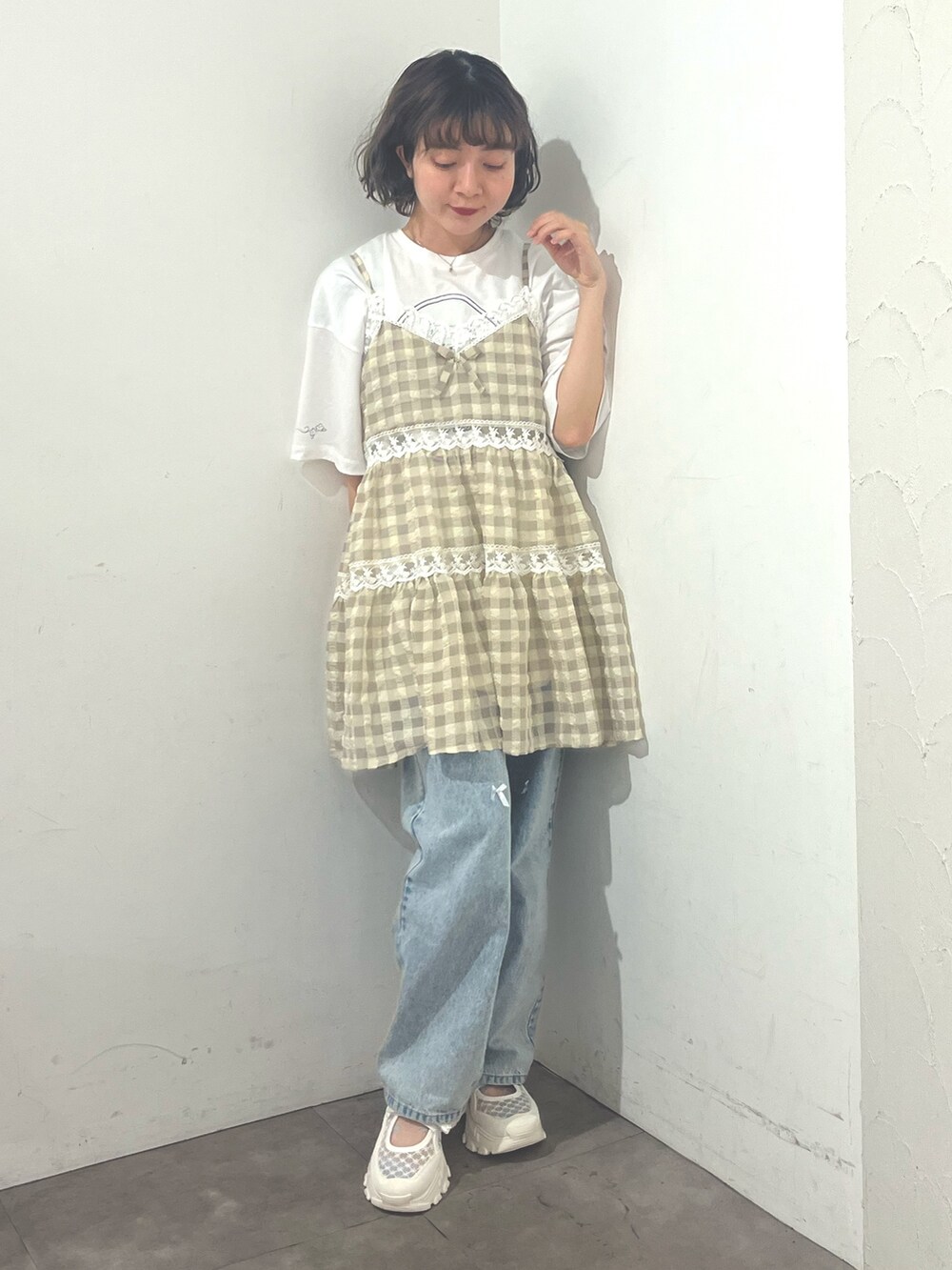 ベージュ系のキャミソール、ホワイト系のTシャツ/カットソー、ホワイト系のショルダーバッグを着用したレディースの春コーディネートの5枚目の写真