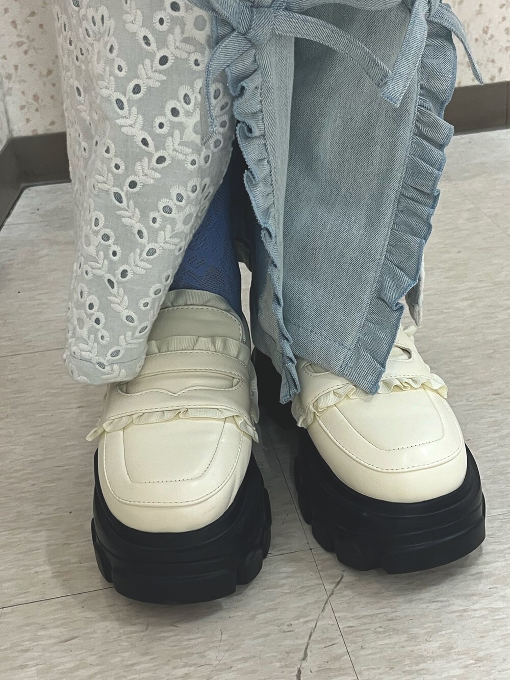 ブルー系のデニムパンツ、ホワイト系のシャツ/ブラウス、ホワイト系のテーラードジャケットを着用したレディースの冬コーディネートの8枚目の写真