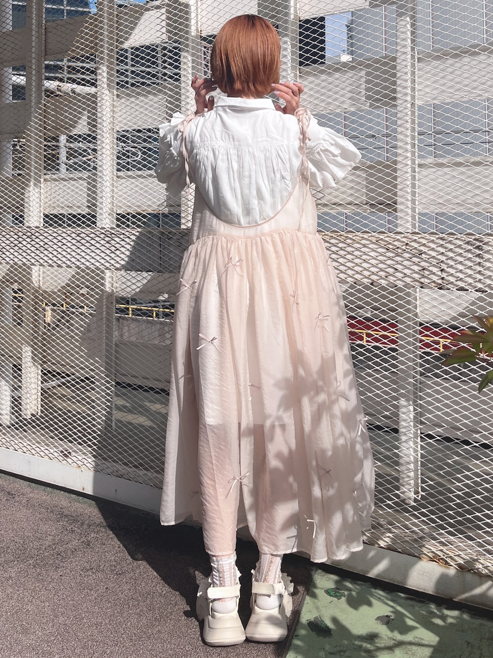 ホワイト系のワンピース、ベージュ系のワンピース、ホワイト系のサンダルを着用したレディースの夏コーディネートの4枚目の写真