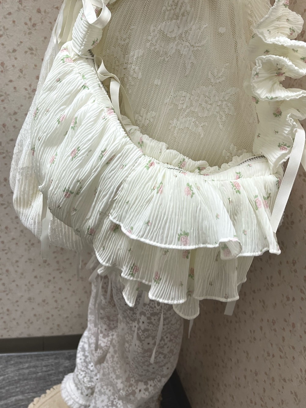 ホワイト系のTシャツ/カットソー、ホワイト系のシャツ/ブラウス、ホワイト系のその他パンツを着用したレディースの夏コーディネートの9枚目の写真